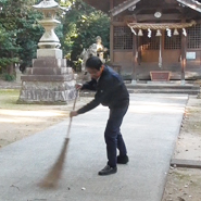 地元の神社での清掃は代表のライフワーク