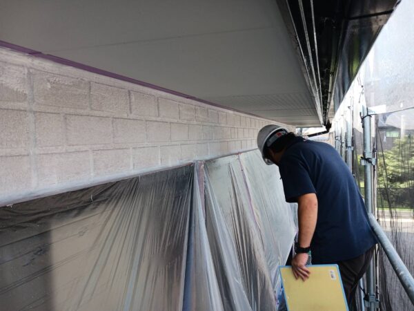 宗像市須恵K様邸施工6日目中間検査付帯塗装外壁中塗り作業