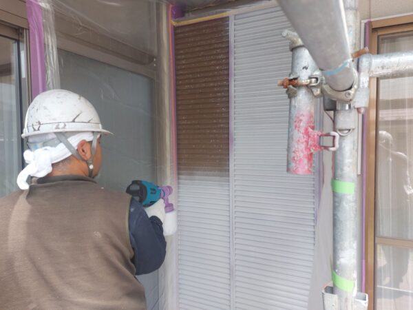 福岡県宗像市泉ヶ丘M様邸5日目雨戸さび止め付帯中塗り作業