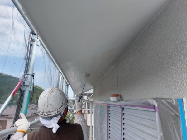 福岡県宗像市泉ヶ丘M様邸6日目軒天塗装屋根下塗り雨戸中塗り作業