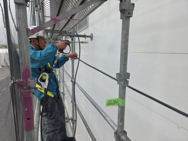 嘉麻市P工場防音棟様屋根·外壁塗装工事3日目