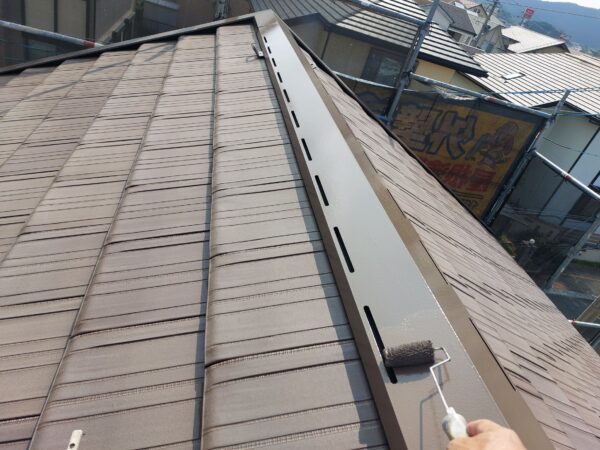 福岡県宗像市桜美台M様邸8日目屋根板金上塗りシャッターボックス上塗り作業